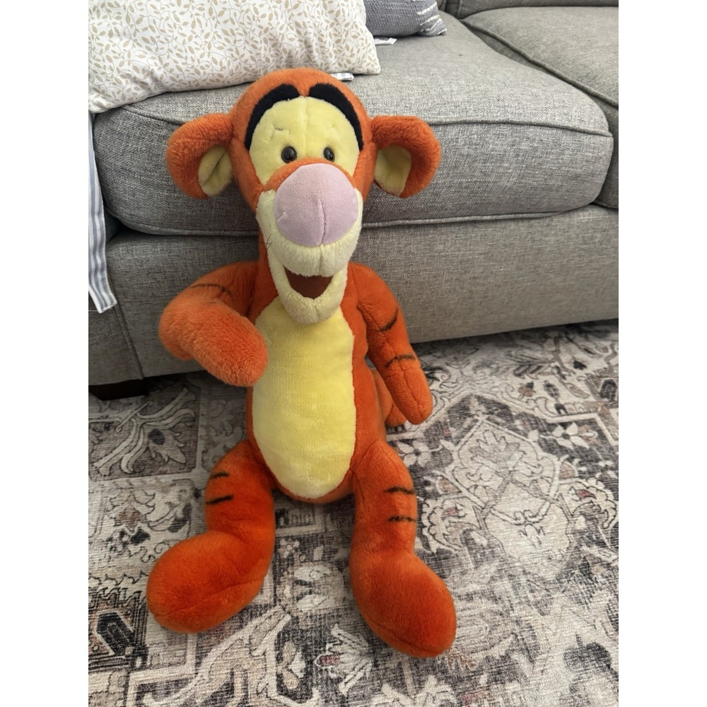 Disney Store jumbo Sitting Plush/Stuffed Animal Tigger Winnie The Pooh 20" Tall
